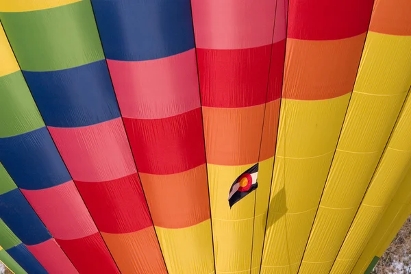 Heißluftballon mit Colorado-Fahne — Stockfoto