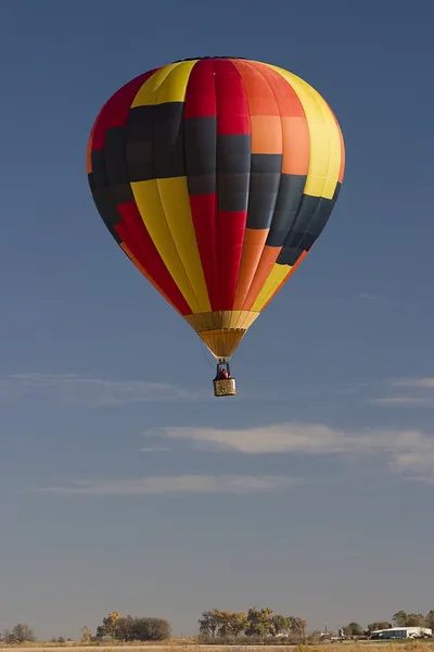 Hete luchtballon over prairie — Stockfoto