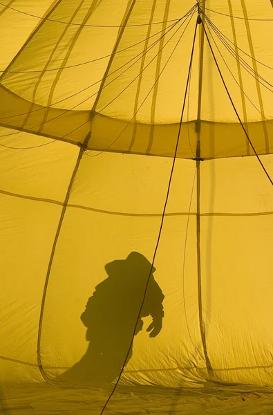 Κίτρινο αερόστατο θερμού αέρα — Φωτογραφία Αρχείου