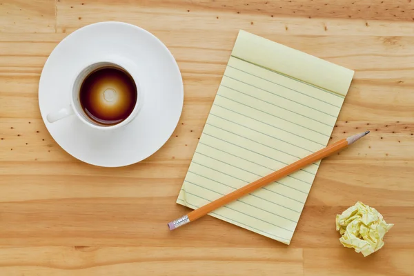 Bloc de notas y taza de café vacía — Stok fotoğraf