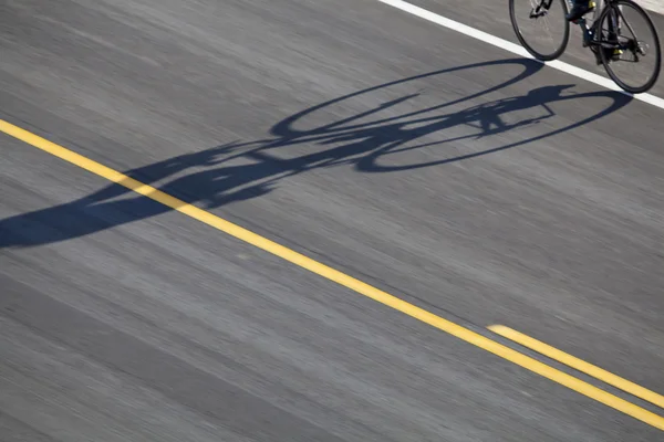 Ποδήλατο, οδικές και σκιά — Φωτογραφία Αρχείου