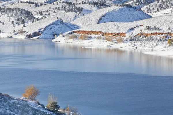 Mountain lake in winter scenery — Stock Photo, Image