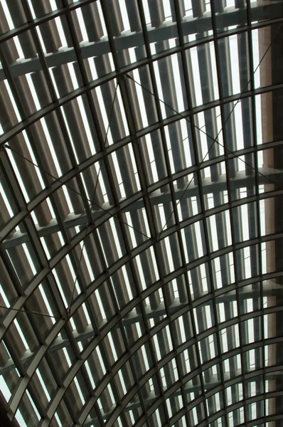 Kavisli güçlendirilmiş çelik çatı — Stok fotoğraf