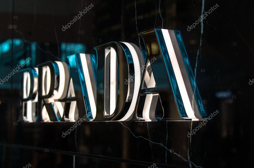 Logotipo sinal Prada  — Fotografia de Stock Editorial © 360ber