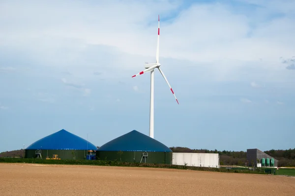 Výrobu bioplynu s Větrná turbína — Stock fotografie