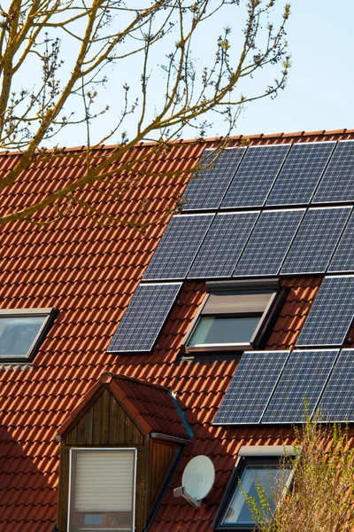 Kırmızı çatısında güneş panelleri — Stok fotoğraf