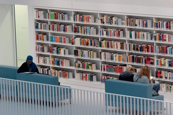 Stuttgart - Étudier dans la bibliothèque publique contemporaine — Photo