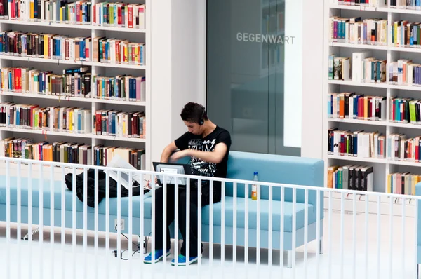 Stuttgart - Studying in the contemporary public library — Stock Photo, Image