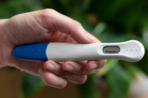Těhotenský test - pozitivní — Stock fotografie