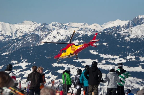 MONTAFON, AUSTRIA - 29 DE FEBRERO: Un helicóptero está volando a un esquiador lesionado desde la zona de esquí de Montafon en Austria hasta el hospital de Bludenz el 29 de febrero de 2012 en Montafon, Austria. Muchos w — Foto de Stock