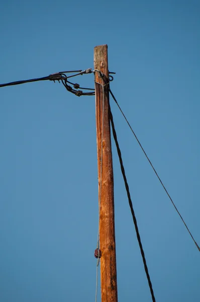 Телефонный полюс и провода — стоковое фото