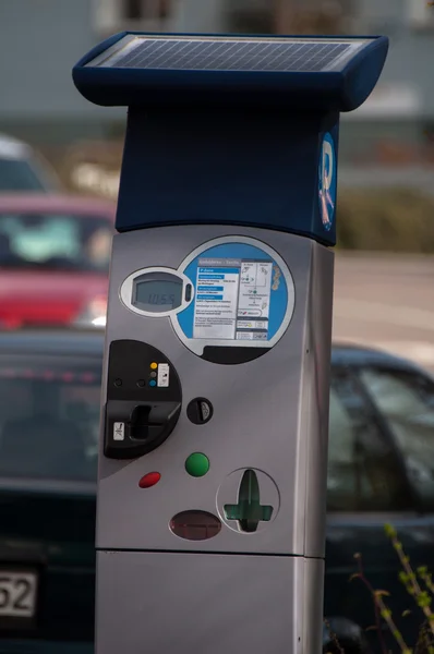 Zonne-aangedreven betalen parkeren machine — Stockfoto