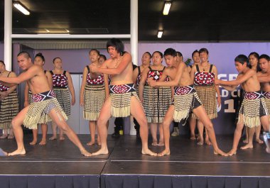 Yeni Zelanda maori savaş dansı haka gerçekleştirmek