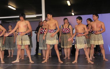 Yeni Zelanda maori savaş dansı haka gerçekleştirmek