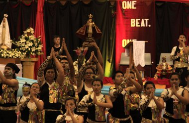 filipino Katolik adanmışlar sinulog dans