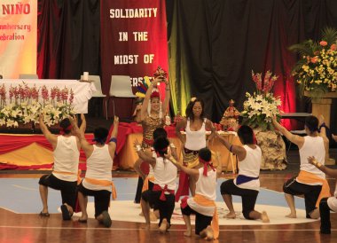 filipino Katolik adanmışlar sinulog dans