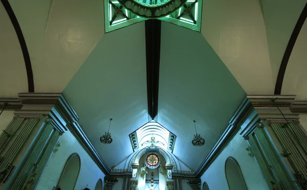 Plafond van een katholieke kathedraal kerk — Stockfoto