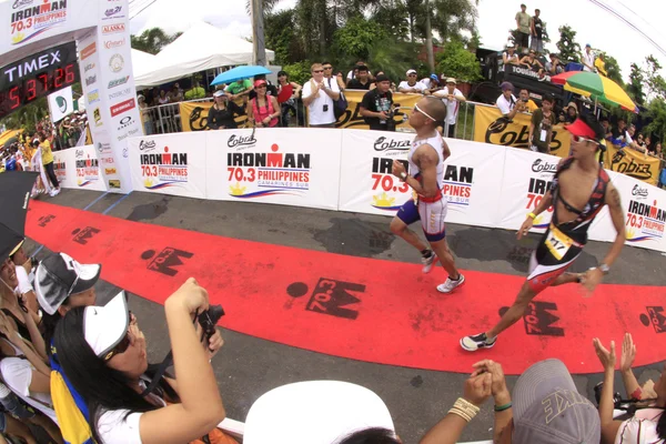 Ironman Filipinas maratona corrida terminar — Fotografia de Stock