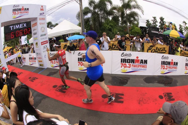 Ironman Filipinler maraton yarışı bitirmek çalıştırmak — Stok fotoğraf