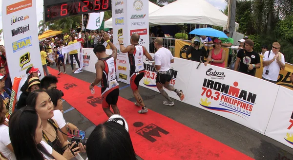 Ironman Filipinler maraton yarışı bitirmek çalıştırmak — Stok fotoğraf