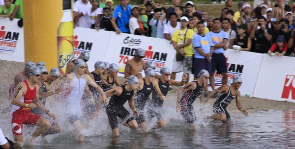 Ironman Filippinerna simning race startar — Stockfoto