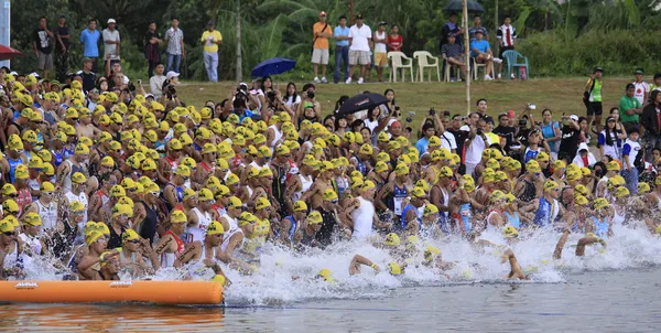 Ironman philippinisches Schwimmrennen gestartet — Stockfoto