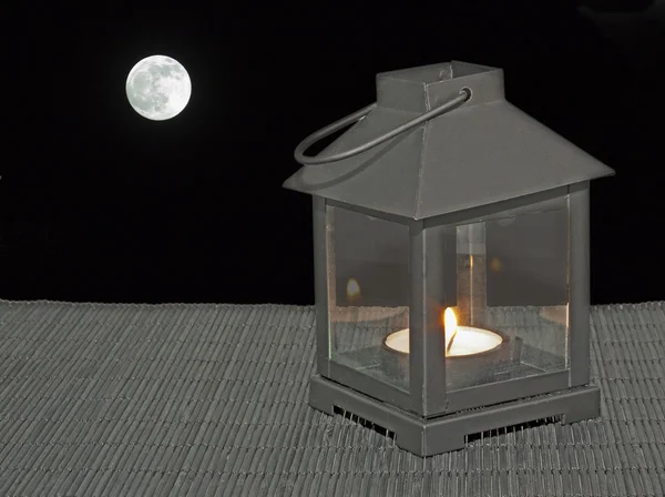 Lantern en maan — Stockfoto