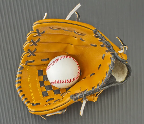 Бейсбол і рукавичка — стокове фото