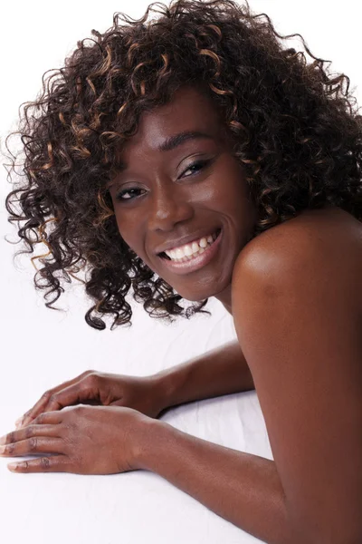 Smilende afroamerikansk kvinne tilbakelent på gulvet – stockfoto
