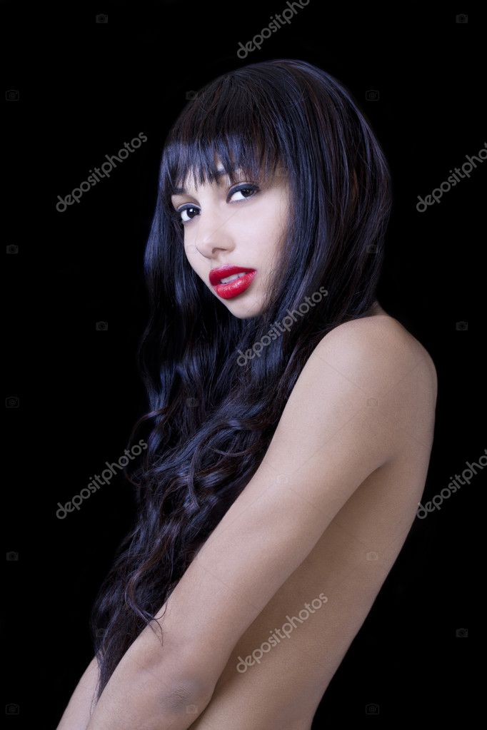 Foto de Skinny girl with black straight hair is posing in the