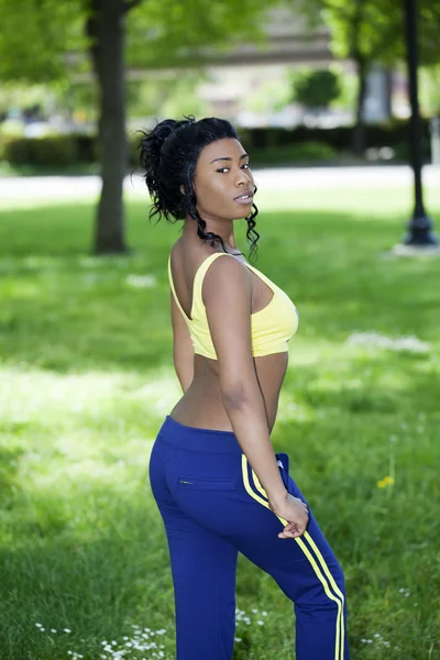 Afrikalı-Amerikalı genç kadın egzersiz kıyafeti açık havada — Stok fotoğraf