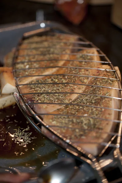 Zwaardvis steaks gekruid en gemarineerde om te grill — Stockfoto