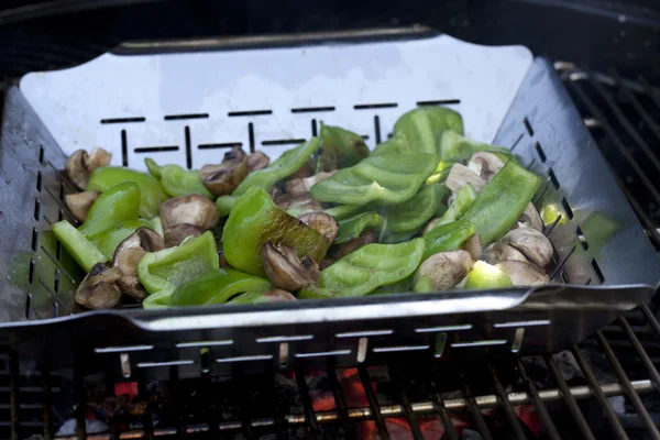 Gemengde groenten op barbecue grill koken — Stockfoto