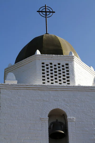 Witte adobe christelijke kerk Kruis tegen blauwe hemel — Stockfoto