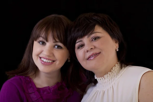 Zwei ältere Schwestern Portrait Köpfe zusammen lächelnd — Stockfoto