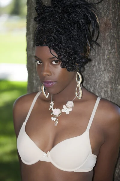 年轻有魅力非洲裔美国户外的胸罩 — 图库照片
