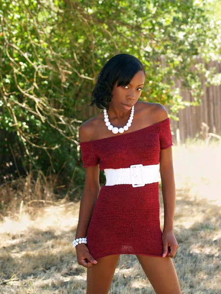 Jovem magro preto mulher vermelho tricô vestido — Fotografia de Stock