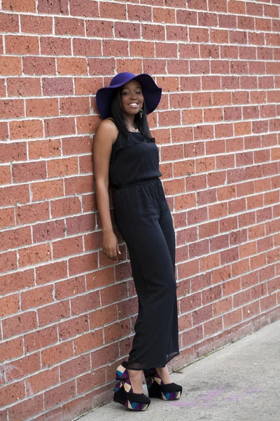 Unga afroamerikanska kvinnan byxor passar utomhus — Stockfoto
