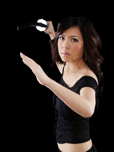 Молодая азиатка-американка, размахивающая японским мечом
