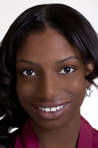 Blisko portret młodego african american kobieta uśmiechając się — Zdjęcie stockowe