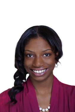 Afrikalı-Amerikalı genç kadın portre gülümseyen
