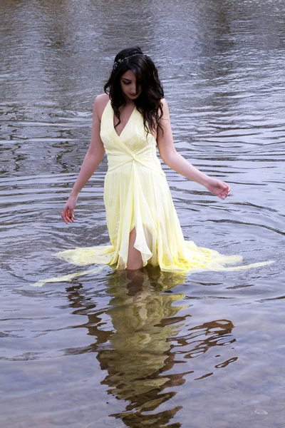 Junge Ostindianerin steht im Fluss — Stockfoto