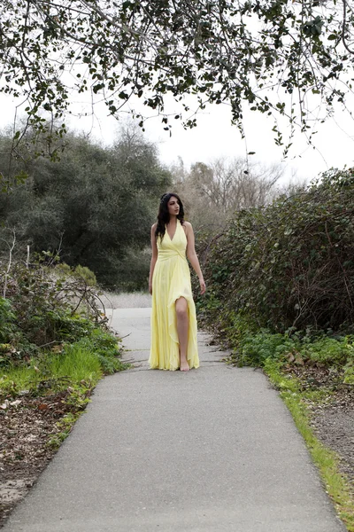 Jovem Mulher Adolescente em pé no caminho vestido amarelo — Fotografia de Stock