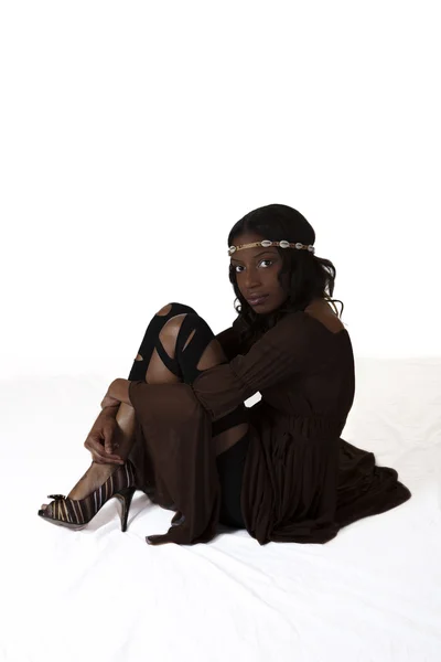 Junge afrikanisch-amerikanische Frau sitzt auf dem Boden — Stockfoto
