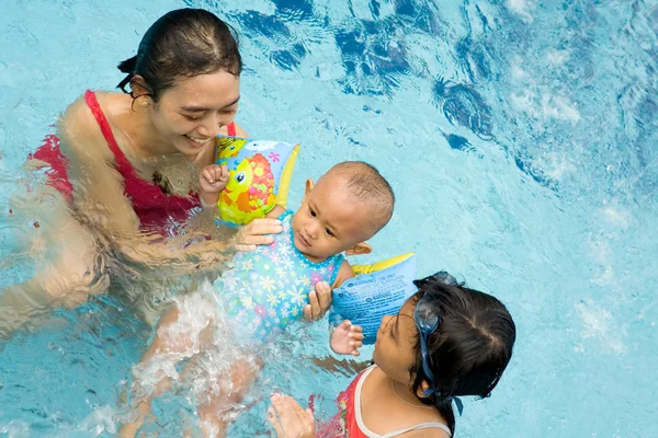 Feliz asiático madre enseñar bebé a nadar — Foto de Stock