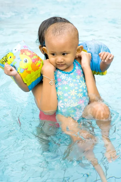 Baby learn to swim — Stock Photo, Image