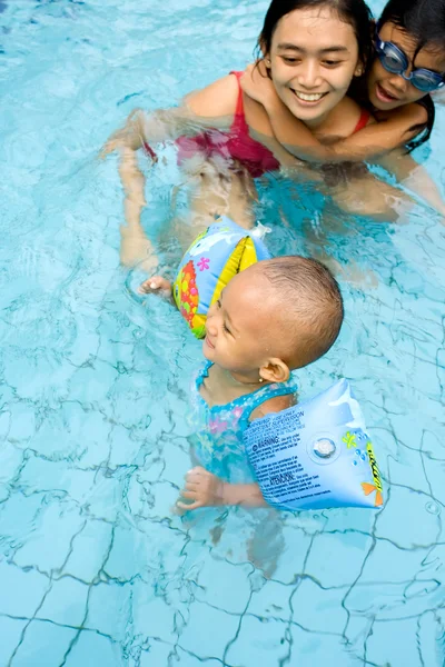Bebé aprender a nadar con mamá —  Fotos de Stock