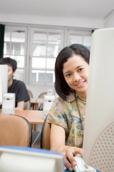 Asiatique jeune femme en classe d'informatique — Photo