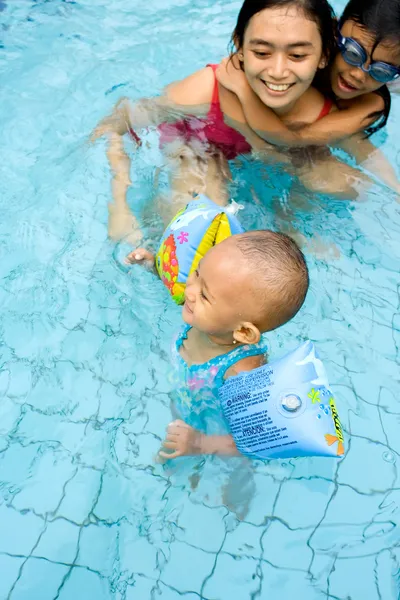 Bebê aprender a nadar com a mãe Fotos De Bancos De Imagens Sem Royalties