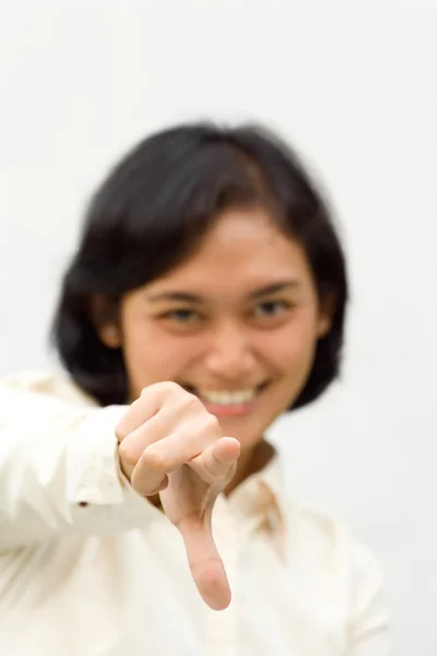 Молода жінка спрямовує індексний палець до — стокове фото